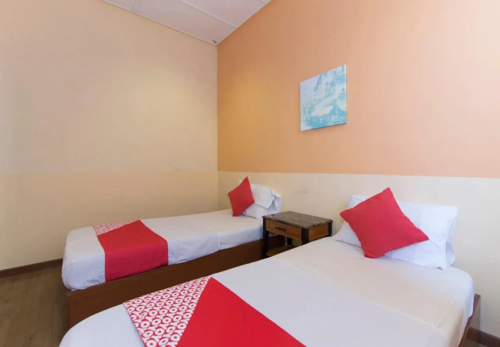 OYO 415 Straits Settlement Inn