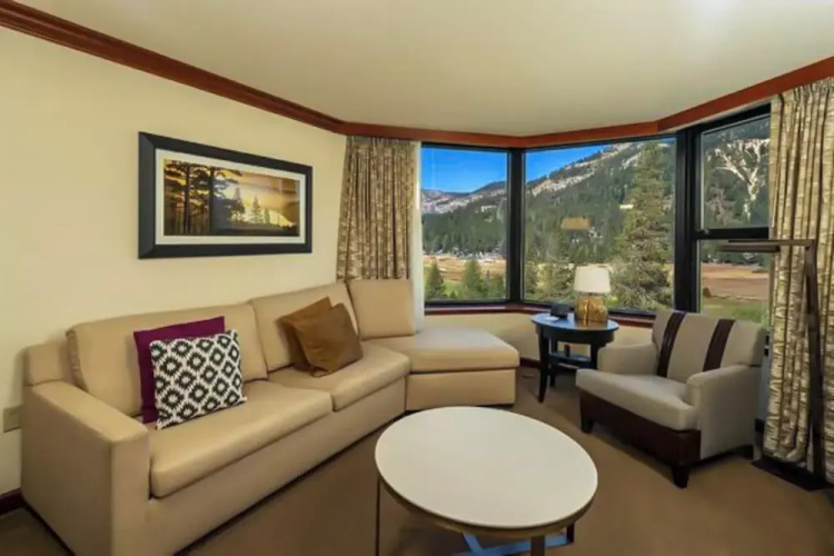 Sweeping Views & Access to Slopes: Everline Condo