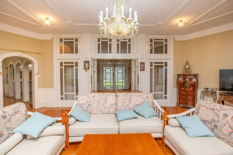 5 Bedrooms Cottage