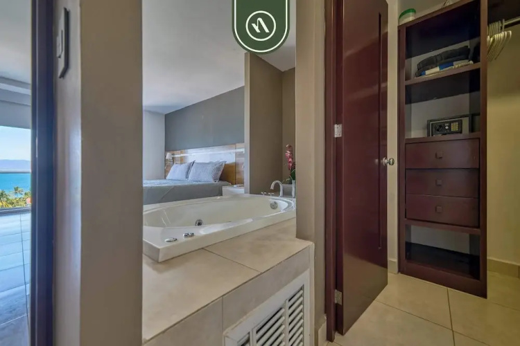 Oceanfron 4 BR Condo - Beach - Wyndham Pool