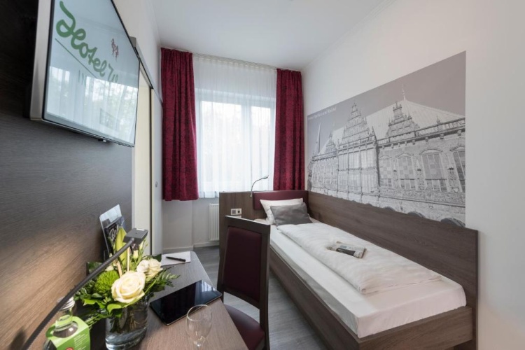 Standard Single room with street view