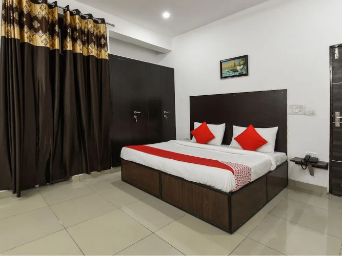 OYO 13025 Petals Inn