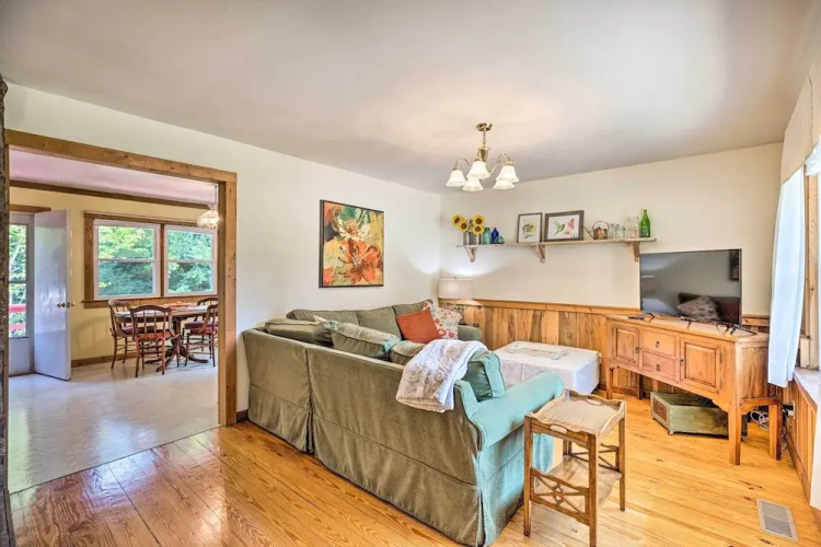 Charming Cottage < 10 Mi to Wineries & Skiing!