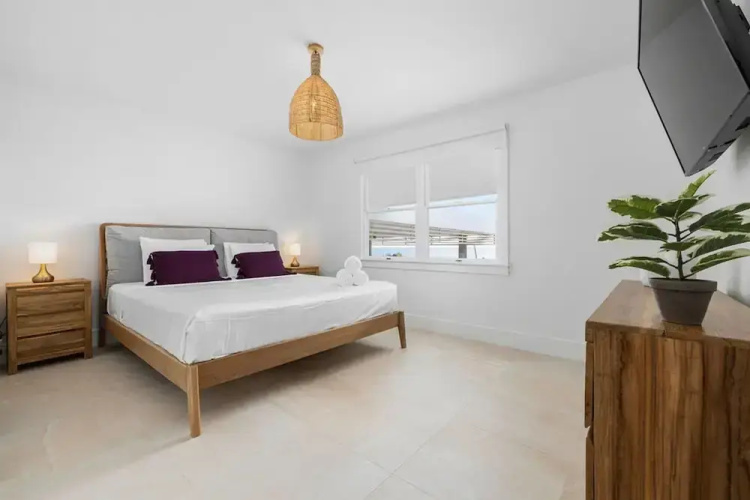 Beachfront Villa w Pool Sleeps 16 Dining Tub