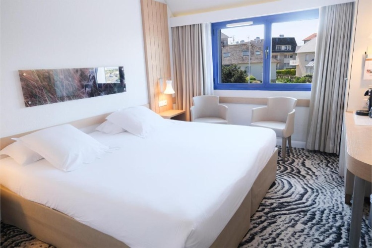 Classic Twin room with city view