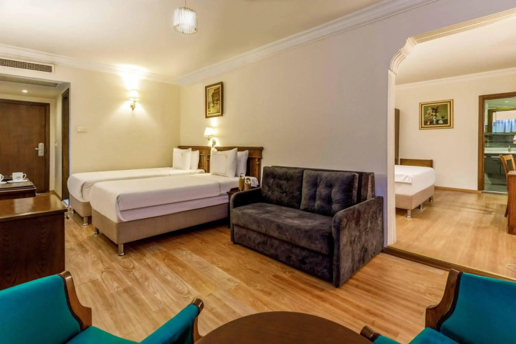 Hotel Golden Crown