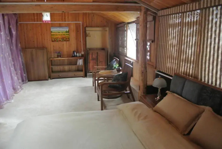 E-Outfitting Moon Hostel