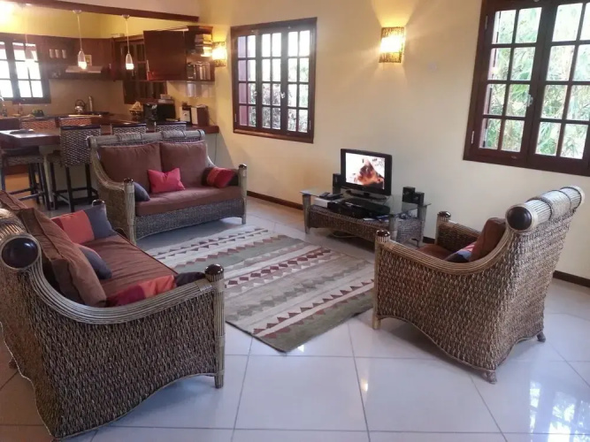 Beautiful 4-bed Villa Pool & Maid in La Preneuse