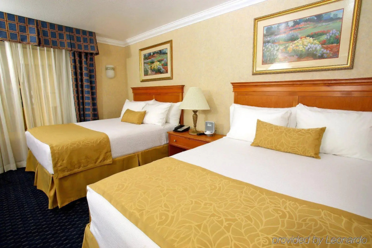 Hotel d’Lins Ontario Airport
