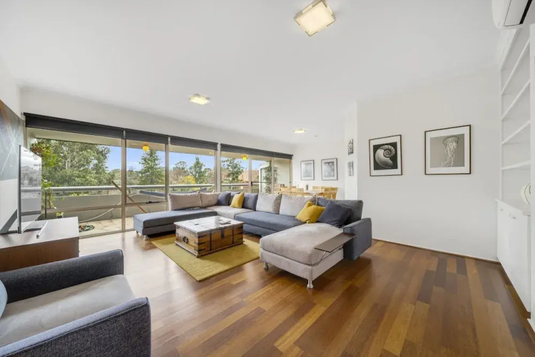 Bright 2-bed With Private Balcony