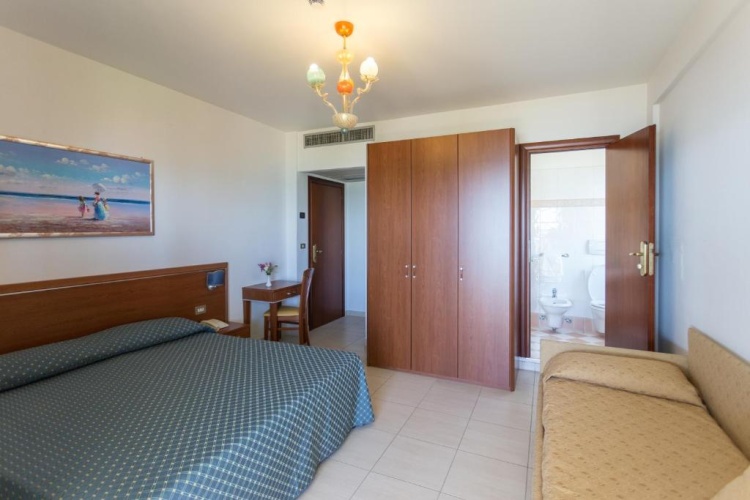 Standard Triple room