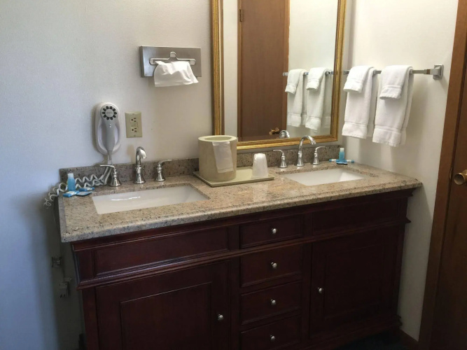 Crest Country Inn