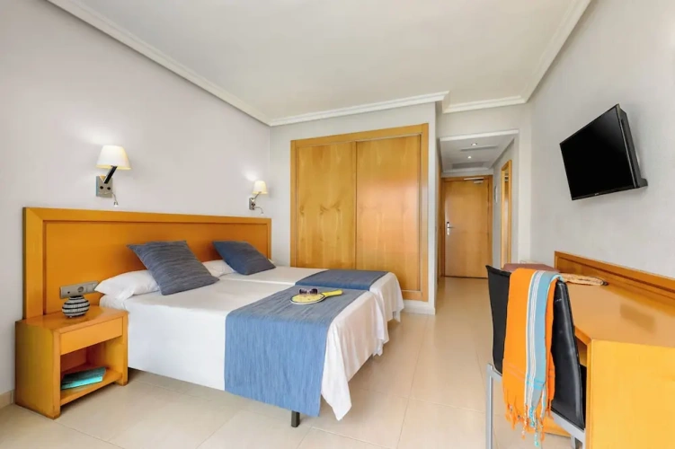 Standard Twin room with balcony