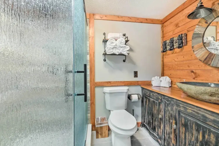 Chalet Village Upper Alpine Condo w/ Pool Access!