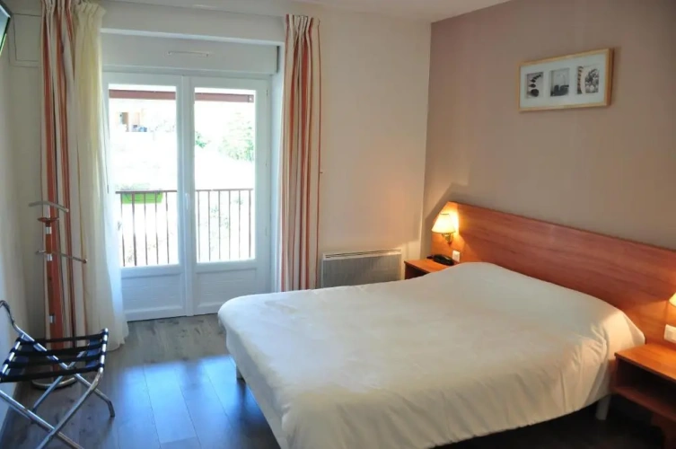 Standard Double room with street view