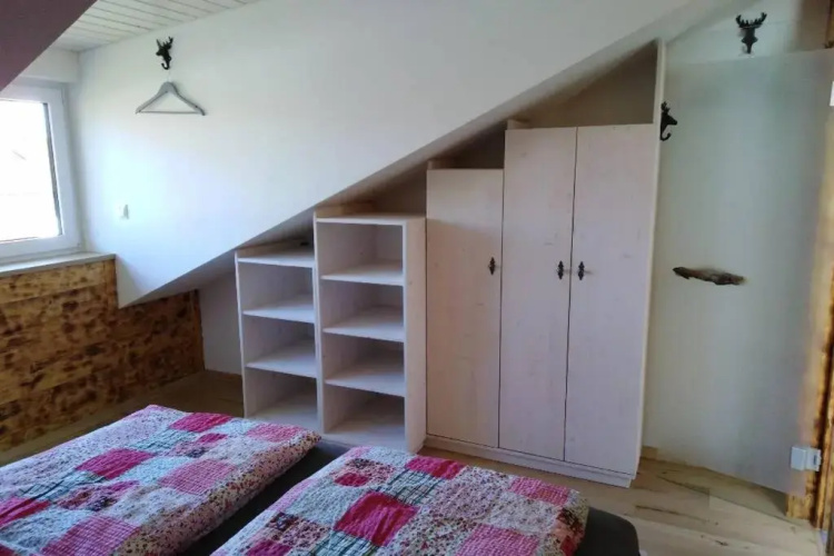 Komplette Dachwohnung mit Balkon und Bergblick