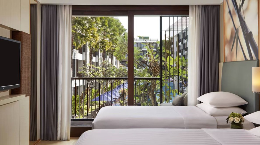 Twin room with balcony and with pool view