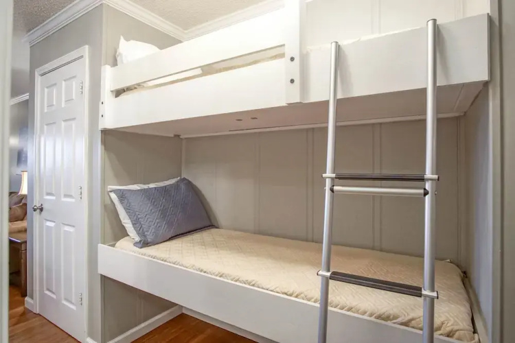 1 Br: Snowcrest 210b: Easy Access to Widow Maker Territory