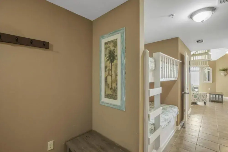 Attractive Condo Pool Across From Beach Access