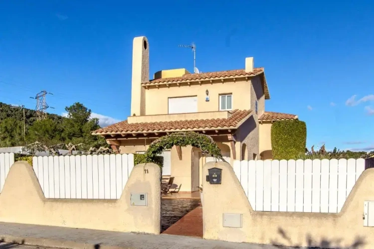 4 Bedrooms Cottage