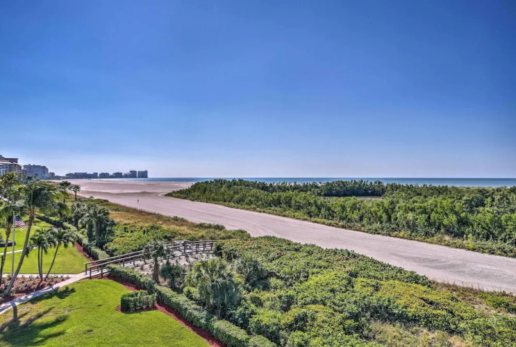 Sunny Getaway: Community Amenities, Walk to Beach!