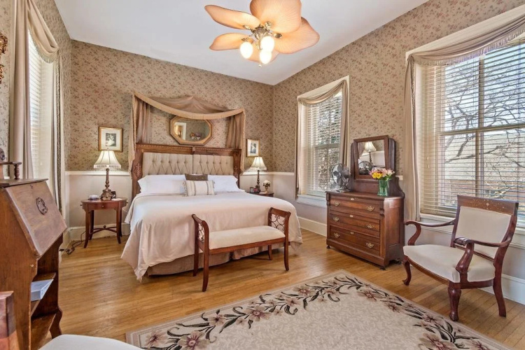 Lovelace Manor Bed & Breakfast