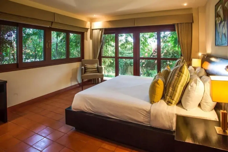 5 Bedrooms Villa
