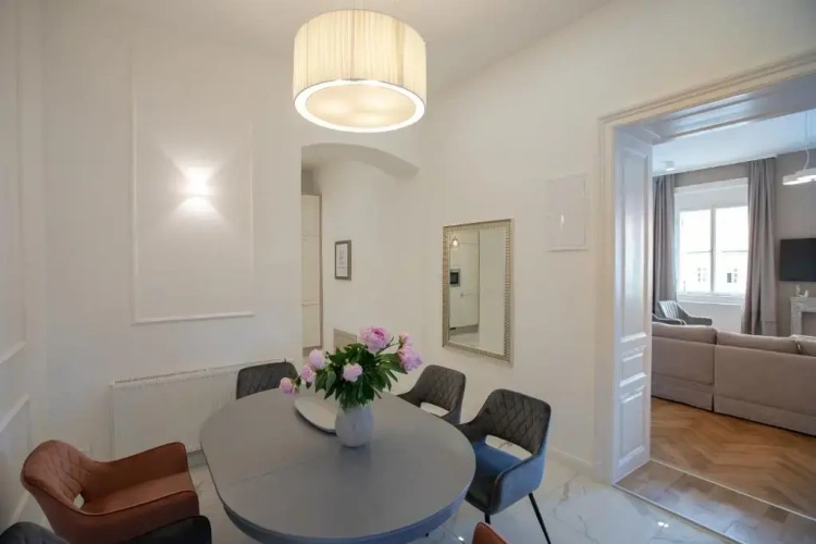 3 Bedrooms Apartment