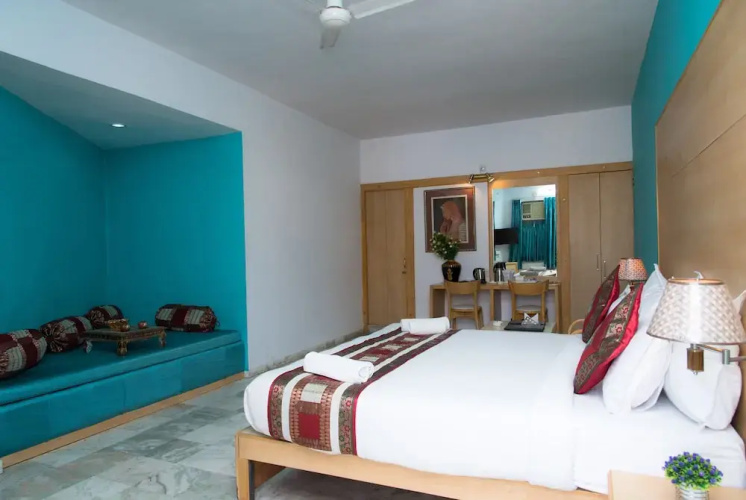 OYO 10323 Hotel Gorbandh