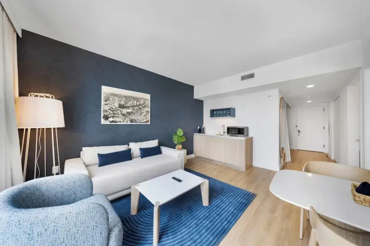 Chic Downtown 1BR with Stunning Views