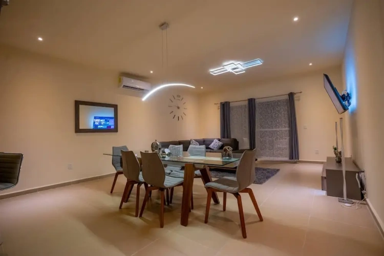3 Bedrooms Apartment