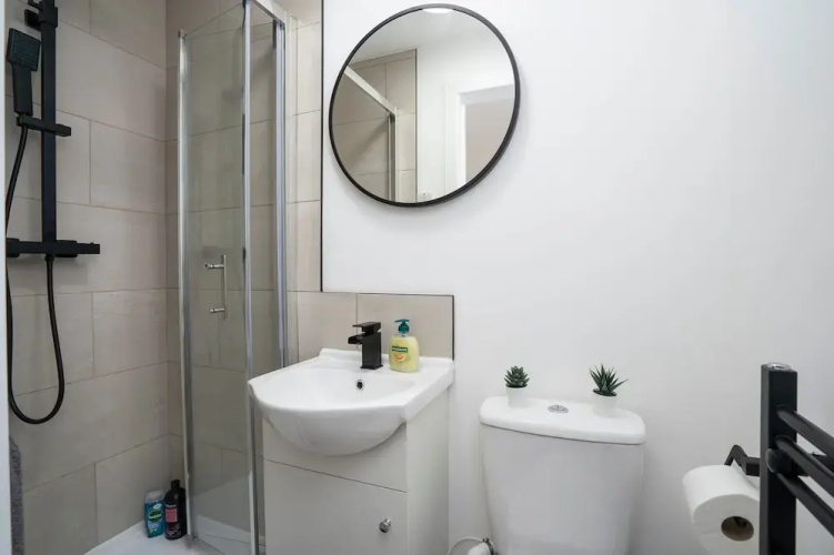 Modern 4 Bed House-free Parking