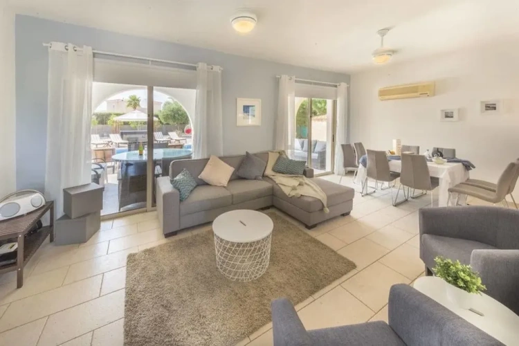 4 Bedrooms Villa