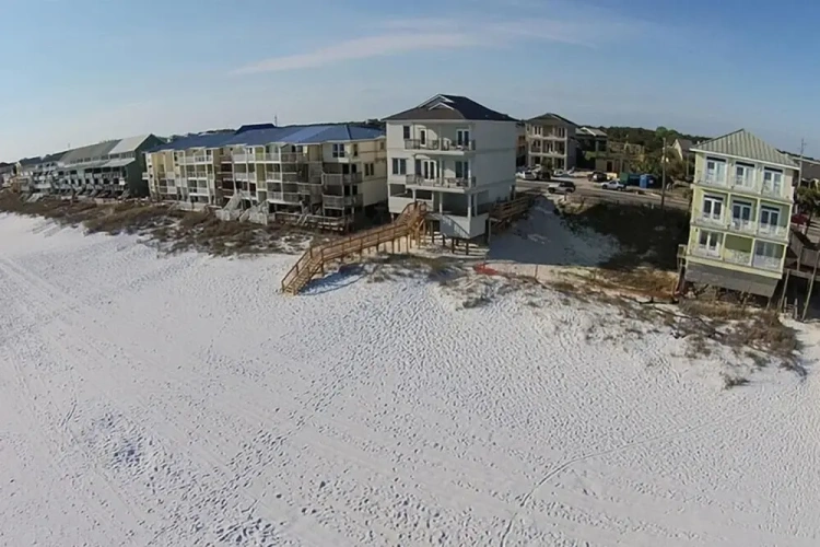6 Bedrooms Cottage beachfront