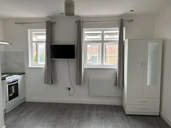 Remarkable 1-bed Studio Apartment in Redbridge