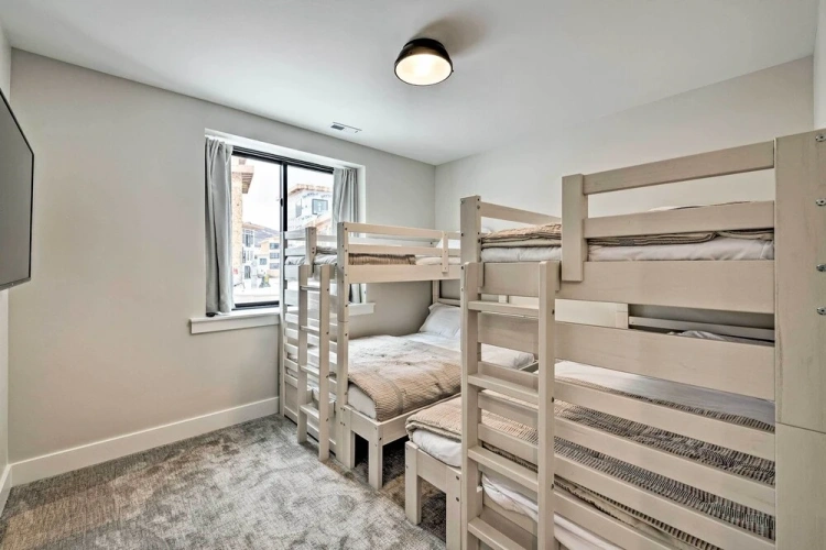 5 Bedrooms Apartment