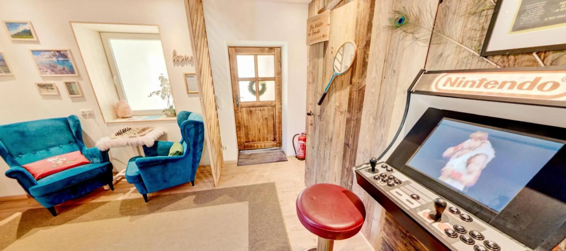 DMG - 'Funky First Floor' Unique Mountain Apartment
