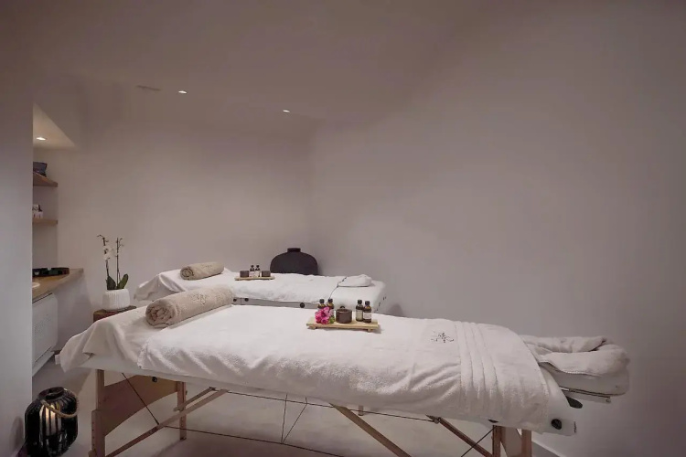 Alleys All-Suite Hotel & Spa