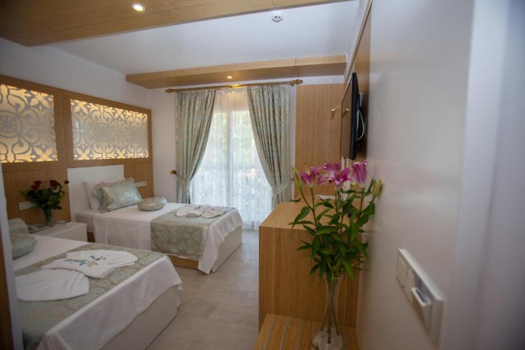 Deluxe Twin room with partial sea view