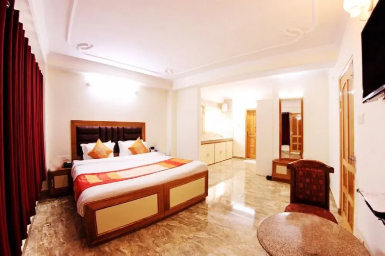 Goroomgo Kalra Regency Shimla