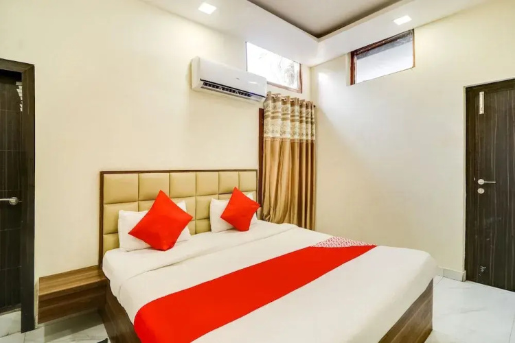 OYO 28789 Hotel Adarsh
