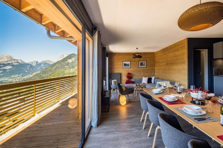 4 Bedrooms Apartment