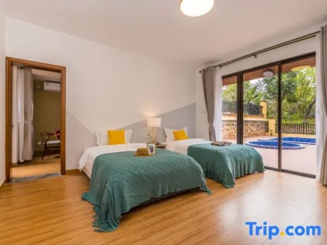 6 Bedrooms Double Villa