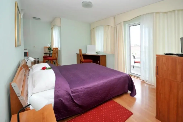 Studio with balcony and with garden view