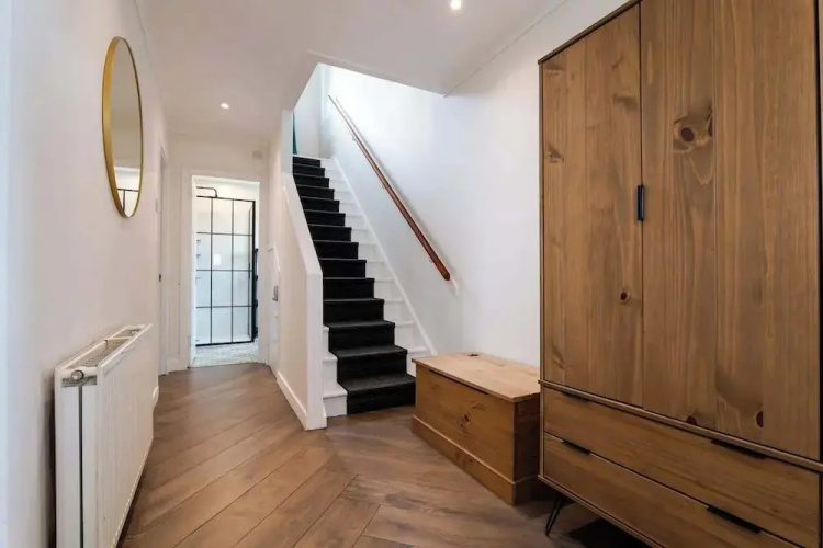 3 Bed House-free Parking