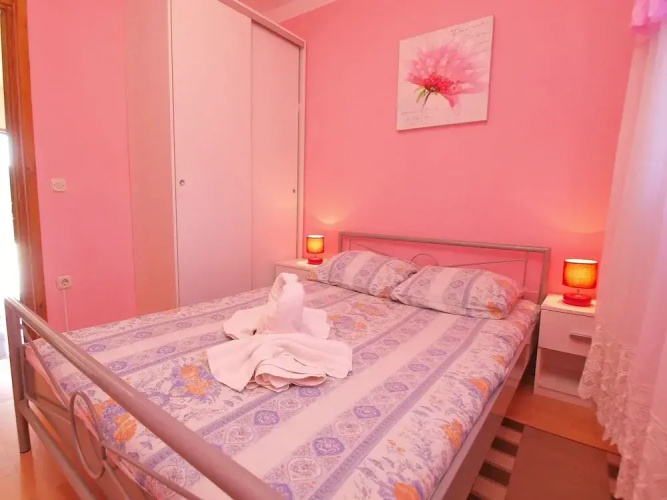 Apartment 879