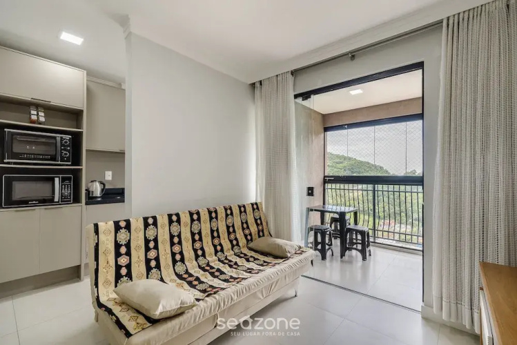 2BR apt w/ BBQ 750m From Beach Rvn2003