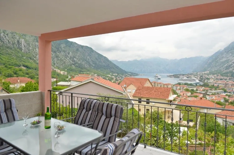 Apartment with balcony and with sea view