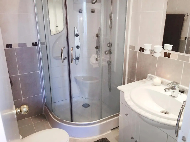 2056 - Apt with terrace sea view