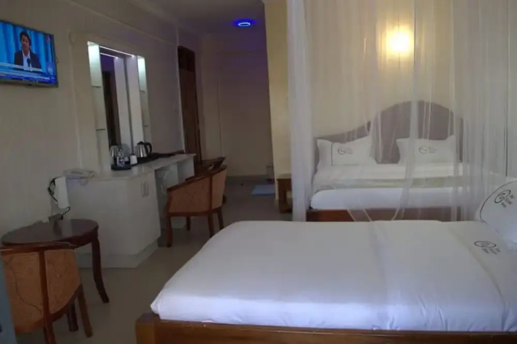 Two Oceans Hotel-Voi